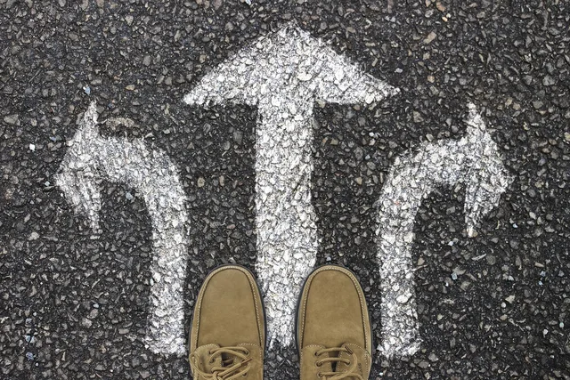 path, feet, shoes, road surface, direction, arrow, arrows, turn, decision, decide, uncertainty, choice, select, selection, left, right, straight, act, opportunity, directional, option, direction, direction, decision, decision, decision, uncertainty, uncertainty, choice, choice, choice, choice, choice, opportunity. Så hanterar du osäkerhet i en marknadsprognos
