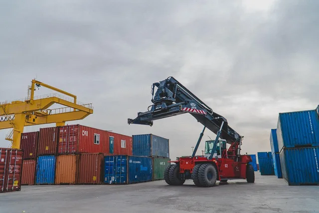 crane, shipping container, logistics, lifting crane, stacking crane, customs, customs area, industry, industrial, kazakhstan, logistics, logistics, logistics, logistics, logistics. Vilka indikatorer visar tidiga signaler i svensk industri?